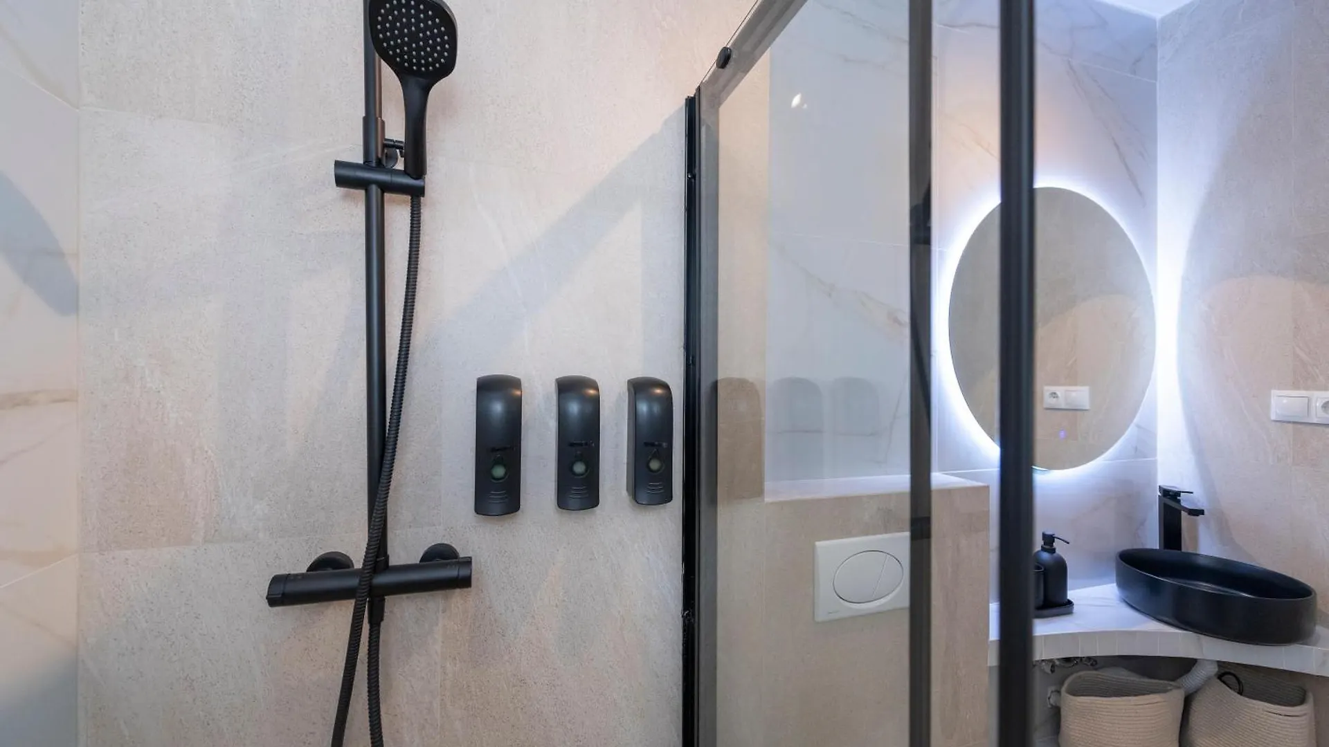 Malaga Boutique V.V Luxury Jacuzzy Apartman 0*,